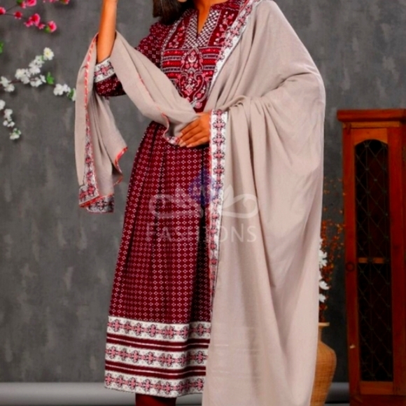 Women dresses - Picture 1 of 5